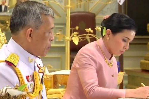 Nữ vệ sĩ '6 năm lên cấp tướng bốn sao' trở thành Hoàng hậu Thái Lan