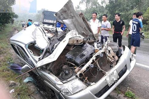 2 ôtô đấu đầu trên quốc lộ, một tài xế tử vong