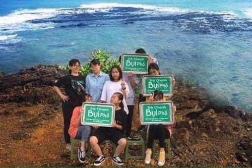 Bận ôn thi, nhóm bạn đành đi chơi 'giả vờ' bằng cách photoshop ảnh