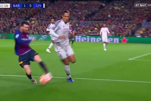 Hậu vệ đắt giá của Liverpool sợ Messi, phải cầu cứu đồng đội