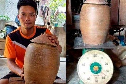 Đào móng nhà, một người dân phát hiện hũ tiền cổ nặng 36kg