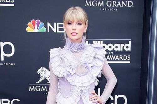 Taylor Swift vẫn đẹp hút hồn dù bị chê mặc sến sẩm trên thảm đỏ