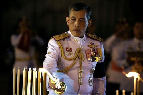 Vua Thái chiêm bái chùa Phật Ngọc trước lễ đăng quang ngày mai