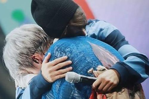 EXO đột ngột xuất hiện và ôm nhau khóc trong đêm nhạc của Xiumin