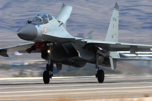 'Hổ mang chúa' Su-30MKI của Ấn Độ lần đầu tập xuất kích ở sân bay dân sự