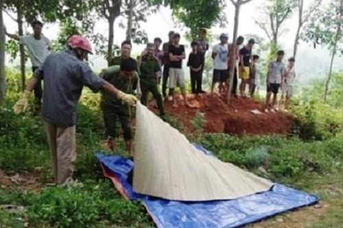 Nghệ An: Phát hiện thi thể người đàn ông nằm co quắp bên đường