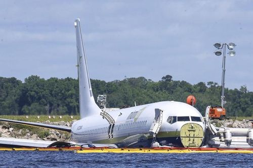 Phi công đổi đường băng trước khi máy bay lao xuống sông ở Florida