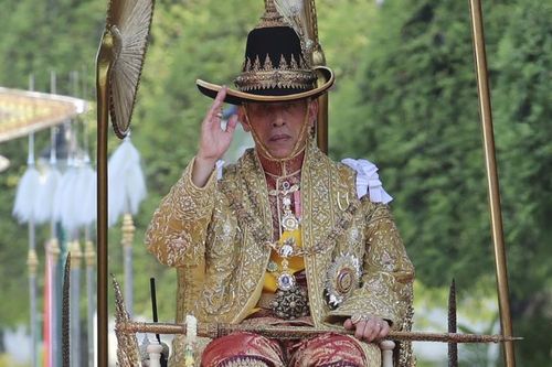 Tân vương Thái Lan trên kiệu 16 người khiêng trong lễ rước 7 tiếng