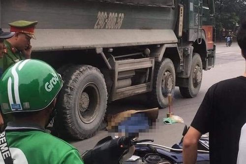 Hà Nội: Cô gái 28 tuổi chết thảm dưới bánh xe tải sau va chạm
