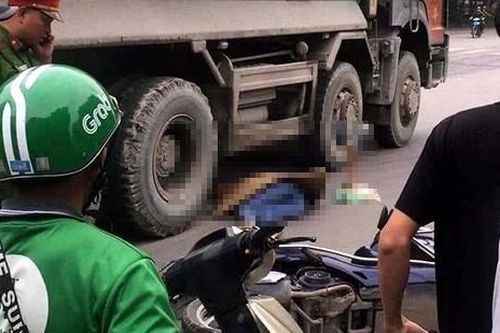 Hà Nội: Va chạm với xe tải, một phụ nữ tử vong tại chỗ