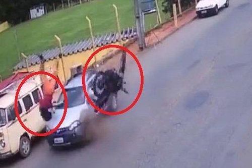 Clip: Bị hất bay người trong tai nạn thảm khốc, nam thanh niên vẫn ngồi dậy như thường