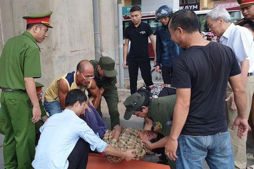 Một phụ nữ thu mua phế liệu nhập viện do bị xe máy đâm