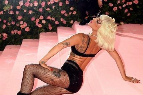 Đằng sau 3 lần thoát y của Lady Gaga trên thảm đỏ Met Gala