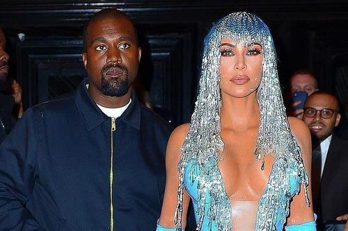Kim Kardashian, Kylie Jenner nhiệt tình khoe vòng 1 tại tiệc Met Gala
