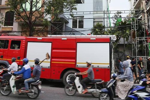 Lắp giàn giáo sắt hàn công trình, 2 công nhân bị điện giật