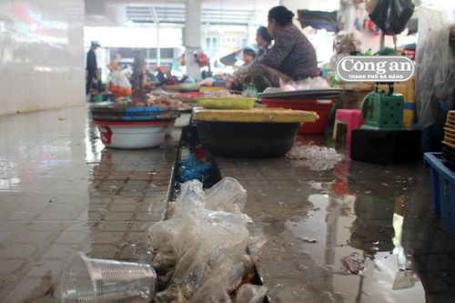 Tiểu thương 'than trời' vì hệ thống xử lý nước thải quá tải