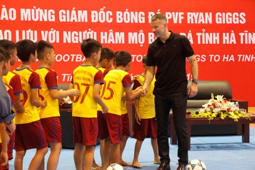 Huyền thoại bóng đá MU Ryan Giggs giao lưu với học sinh Hà Tĩnh