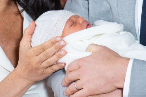 Hình ảnh đầu tiên về con trai mới sinh của vợ chồng Hoàng tử Anh Harry