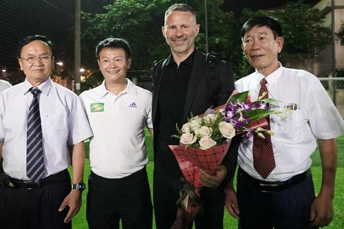 Văn Quyến rạng ngời bên huyền thoại Ryan Giggs