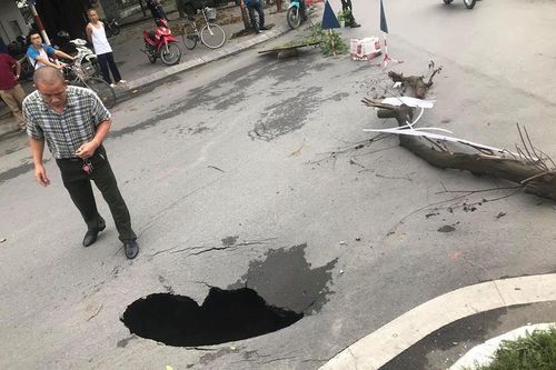 Đường ống nước ngầm vỡ tạo 'hố tử thần' giữa trung tâm Thủ đô