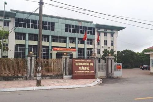 Trưởng khoa trường chính trị bị đình chỉ vì đăng tin sai trên Facebook