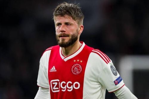 Tiền vệ Ajax phá bóng trong tay thủ môn đội nhà giúp Tottenham ghi bàn