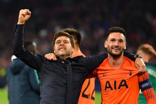 CĐV Tottenham ăn mừng, hát vang tên Pochettino trên khán đài
