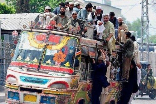 Xe bus lòe loẹt - đặc sản của đường phố Pakistan