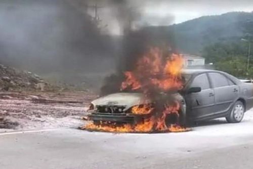 Xe ô tô 4 chỗ cháy ngùn ngụt khi đang lưu thông trên đường