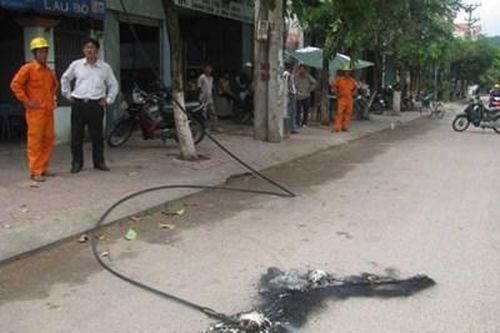Một người phụ nữ bị điện giật tử vong giữa trời mưa lớn