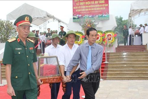 Truy điệu và an táng hài cốt liệt sỹ hy sinh tại chiến trường Lào