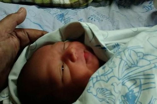 Đóng tiệm giặt là cả tuần, khi quay lại bà chủ bỗng phát hiện bé trai còn nguyên dây rốn trong máy giặt