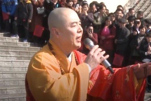Xót xa cảnh 'Đường Tăng' đẹp nhất Trung Quốc mặc áo cà sa đi hát rong