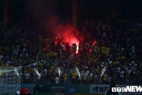 Hàng Đẫy lại có pháo sáng, thêm 2 đội bóng V-League nhận án phạt