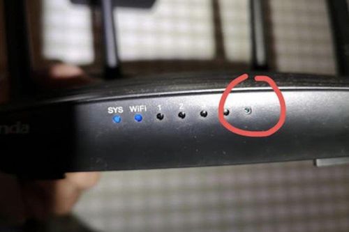 Đặt camera quay lén trong router, chủ nhà trên Airbnb bị bắt giam