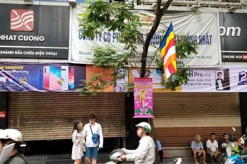 Khách hoang mang khi Nhật Cường mobile bị khám xét, đóng cửa hàng loạt