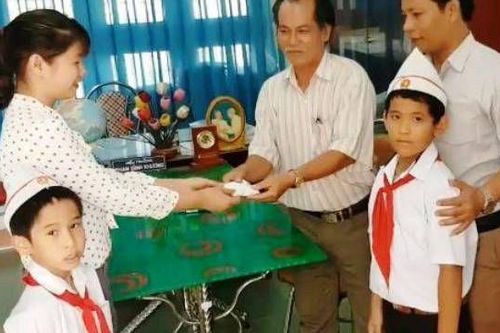 Hai học sinh lớp 3 nhặt được túi vàng mang giao nộp nhà trường