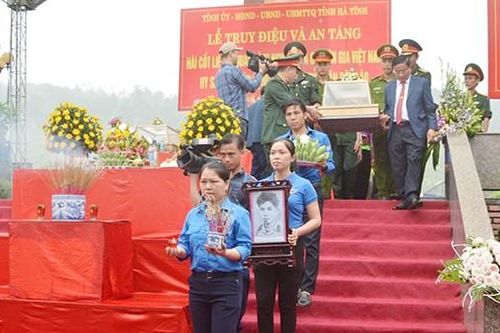 An táng 7 hài cốt liệt sỹ, quân tình nguyện, chuyên gia Việt Nam hi sinh tại Lào về đất mẹ