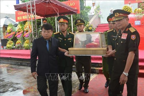 Truy điệu, an táng hài cốt liệt sỹ quân tình nguyện và chuyên gia hy sinh tại Lào