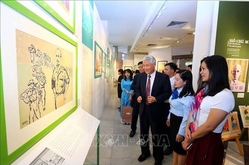 Trưng bày chuyên đề 'Chân dung Hồ Chí Minh - Góc nhìn từ tranh cổ động'