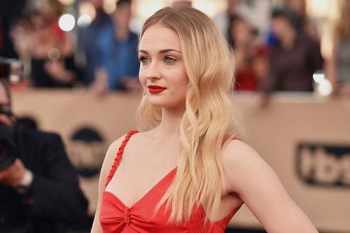 Đắng lòng 'Tiểu thư Sansa' Sophie Turner bị cấm gội đầu khi quay phim Game of Thrones