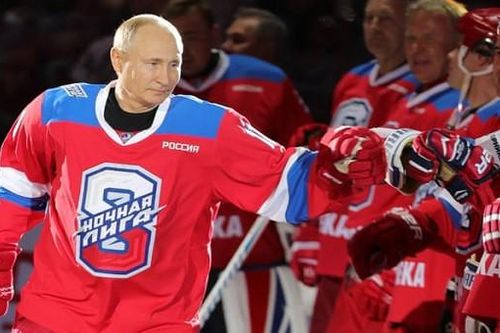 Tổng thống Nga Putin ngã nhào trên sân khúc côn cầu