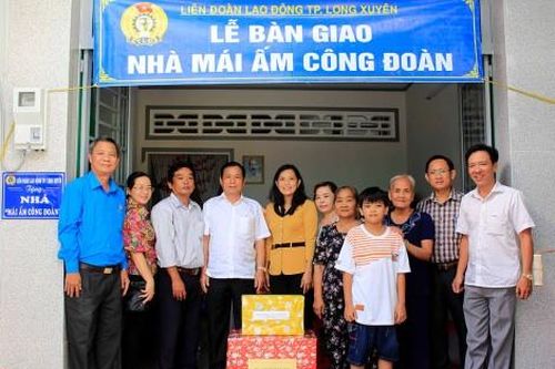 TP. Long Xuyên trao 4 căn nhà và khánh thành Trạm Y tế phường Mỹ Thới