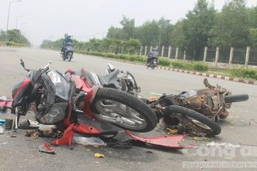 Kinh hoàng 2 xe máy tông trực diện, 3 người nguy kịch