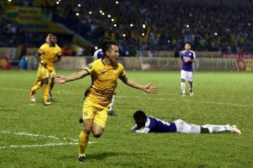 Đình Trọng nhận thẻ đỏ, Hà Nội FC thua sốc Thanh Hóa