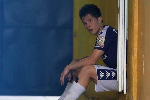 Nhận thẻ đỏ đầu tiên ở V-League, Đình Trọng ngồi thẫn thờ trong đường hầm