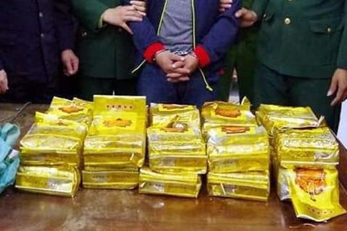 Gã trai tàng trữ 57 kg nghi là ma túy đá
