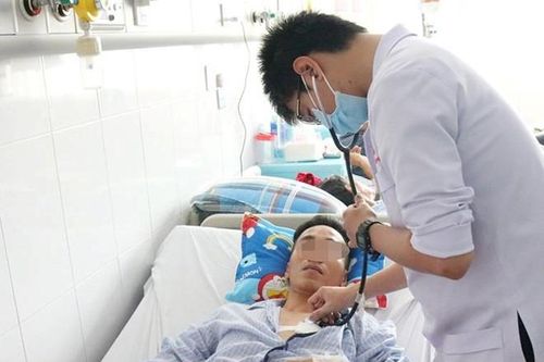 Nam thanh niên dùng dao tự đâm thấu tim