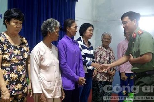 Đoàn Thanh niên Công an TP.HCM: Trao 300 phần quà cho bà con nghèo