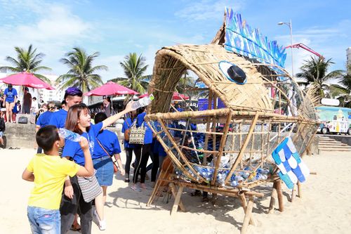 Cá bống tre 'ăn' rác thải nhựa trên bãi biển Đà Nẵng